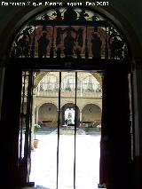 Hospital de Santiago. Capilla. Patio a travs de la reja central