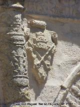 Iglesia de San Pedro. Escudo izquierdo de la portada sur