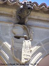 Casa de Las Torres. Grgola y escudo central derecha de los Dvalos del lado norte del patio