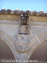 Casa de Las Torres. Grgola y escudo central de los Dvalos del lado Oeste del patio