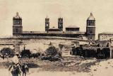 Hospital de Santiago. Foto antigua. Plaza de toros en primer trmino