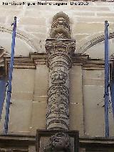 Palacio de Torrente. Columna entre ventanas