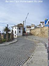 Puerta de San Lorenzo. Como bajaba la muralla del lugar de la puerta