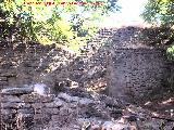 Castillo de Garc Fernndez. Habitculos en el patio de armas