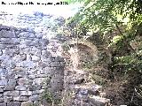 Castillo de Garc Fernndez. Arco de medio punto en las caballerizas