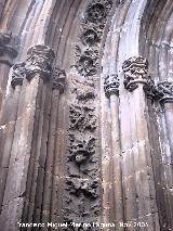 Iglesia de San Isidoro. Detalle de la portada derecha