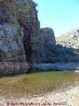 Cerro de la Caldera. Paredes rocosas que dan al ro