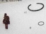 Necrpolis Preibera del Cerro de los Vientos. Punta de lanza, brazalete de bronce con decoracin incisa, anillo de bronce. Museo Ibero de Jan