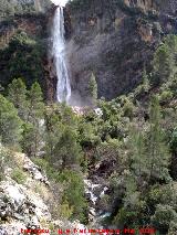 Aguascebas Chico. Al fondo la Cascada de la Osera