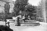 Plaza Den Mazas. Foto antigua. Plaza Dean Mazas, con la fuente del pato