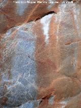 Pinturas rupestres del Puntal. Barras y antropomorfo muy desvados a la izquierda grupo II