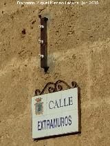 Calle Extramuros. Placa y restos de la primera electrificacin