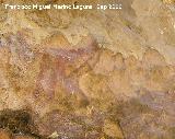 Pinturas rupestres de la Cueva del Engarbo I. Grupo II. Panel VII. Antropomorfo clavando su arma a un jabal y a su derecha las extremidades inferiores de un zooformo