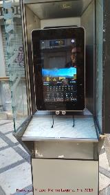 Plaza Trinidad. Resto de cabina telefnica con una tablet