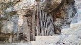 Inscripcin romana de la Cueva del Agua. Reja de proteccin