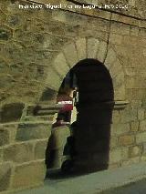 Ayuntamiento de El Barraco. Arco por el que se ve la parte trasera de el verraco