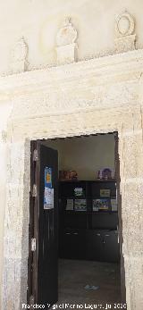 Castillo Palacio de los Ribera. Puerta del patio que da acceso a la oficina de turismo