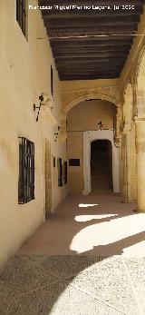 Castillo Palacio de los Ribera. Galer�a baja del patio