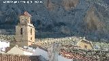 Cueva del Muralln. Con la iglesia en primer trmino