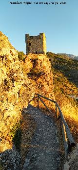 Villa Medieval. Camino con el castillo al fondo