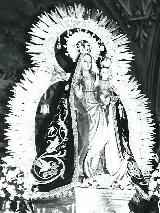 Virgen de la Estrella. Talla de la Virgen de la Estrella, policromada, con el manto por encima en el altar de la Ermita, das antes de su ltima restauracin. Foto de Pedro Merino Megas