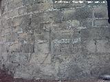 Castillo de Montefro. Calvario tallado en una de las torres circulares