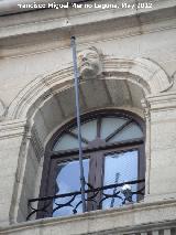 Ayuntamiento de Alcal la Real. Ventana y cabeza