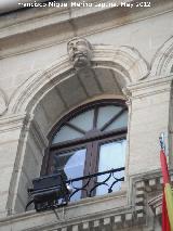 Ayuntamiento de Alcal la Real. Ventana y cabeza