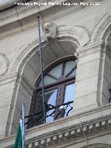 Ayuntamiento de Alcal la Real. Ventana y cabeza