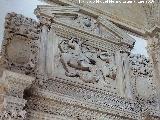 Catedral de Baeza. Capilla de Santiago. Relieve de Santiago y escudos