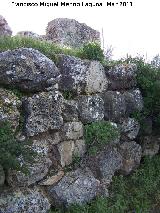 Oppidum de Torrevieja. Muralla ciclpea oeste con la torre al fondo