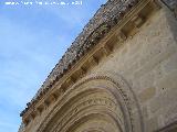 Iglesia de la Santa Cruz. Canecillos de la portada principal