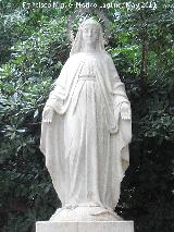 Monumento a la Milagrosa. Virgen de la Milagrosa
