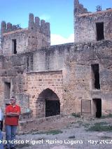 Castillo de Baos de la Encina. Puerta principal desde el patio de armas