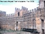 Castillo de Baos de la Encina. En los muros se pueden observar donde se apoyaban construcciones a dos aguas, del cementerio
