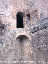 Castillo de Baos de la Encina. Puerta de entrada a la Torre del Homenaje. La de la izquierda a una sala inferior y la de la derecha a la sala superior y azotea