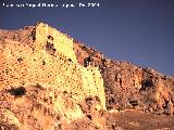 Castillo Nuevo de Bedmar. El Castillo Nuevo y al fondo la cueva fortificada en mitad de la pared rocosa
