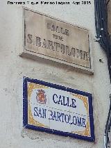 Calle San Bartolom. Placa antigua y placa nueva