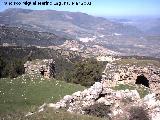 Castillo de Arenas. Torren y torren con habitaculo del recinto inferior visto desde el recinto medio