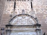 Castillo de Canena. Frontn y huecos de las cadenas del puente levadizo