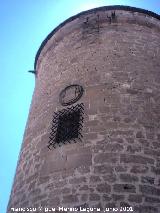 Castillo de Canena. Ventana y escudo del torren izquierdo