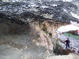 Santuario ibrico de la Cueva de la Lobera. Cueva y el pozo a su entrada