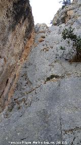 Cerro Cuevas del Aire. Paredes rocosas que dan a Bedmar