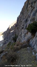 Cerro Cuevas del Aire. Paredes rocosas que dan a Bedmar