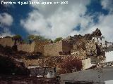 Castillo de la Yedra. Las murallas del tercer recinto en la parte baja y en la parte superior las del segundo recinto con la Puerta y el escudo del obispo
