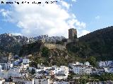 Castillo de la Yedra. En la parte derecha del castillo se puede observar un trozo de muralla que baja hacia Cazorla