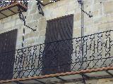 Casa de la Plaza San Fernando n 8 y 10. Barandilla de hierro forjado y tirantes