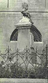 Monumento a Bernardo Lpez. 1913 cuando estaba ubicado detrs del Sagrario