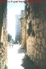 Castillo Nuevo de Santa Catalina. Debajo del arco de la torre con la Capilla de Santa Catalina en camino hacia la Cruz