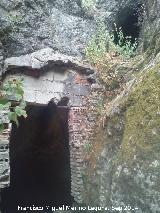 Cueva de los Baos. Restos de la puerta